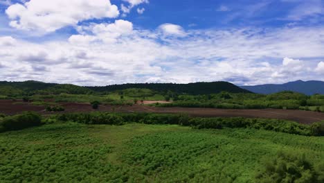 impresionante paisaje verde y exuberante sobre khao yai, tailandia