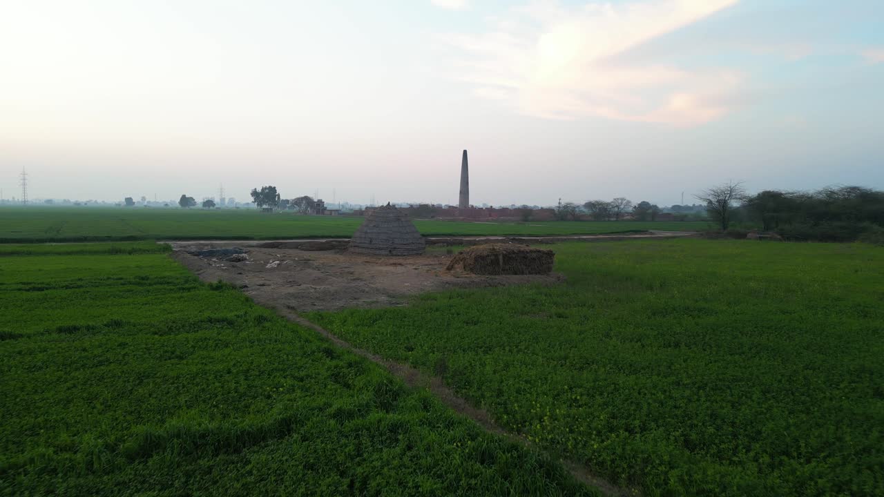 campi coltivati bird eye wide view fabbrica di mattoni punjab haryana lahore mohali