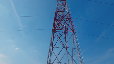 torre de comunicaciones contra un cielo azul claro
