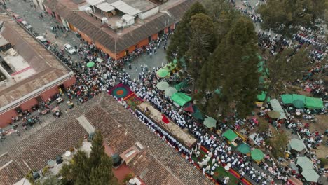 gente católica marchando con andas como carroza procesional durante la semana santa en antigua, guatemala