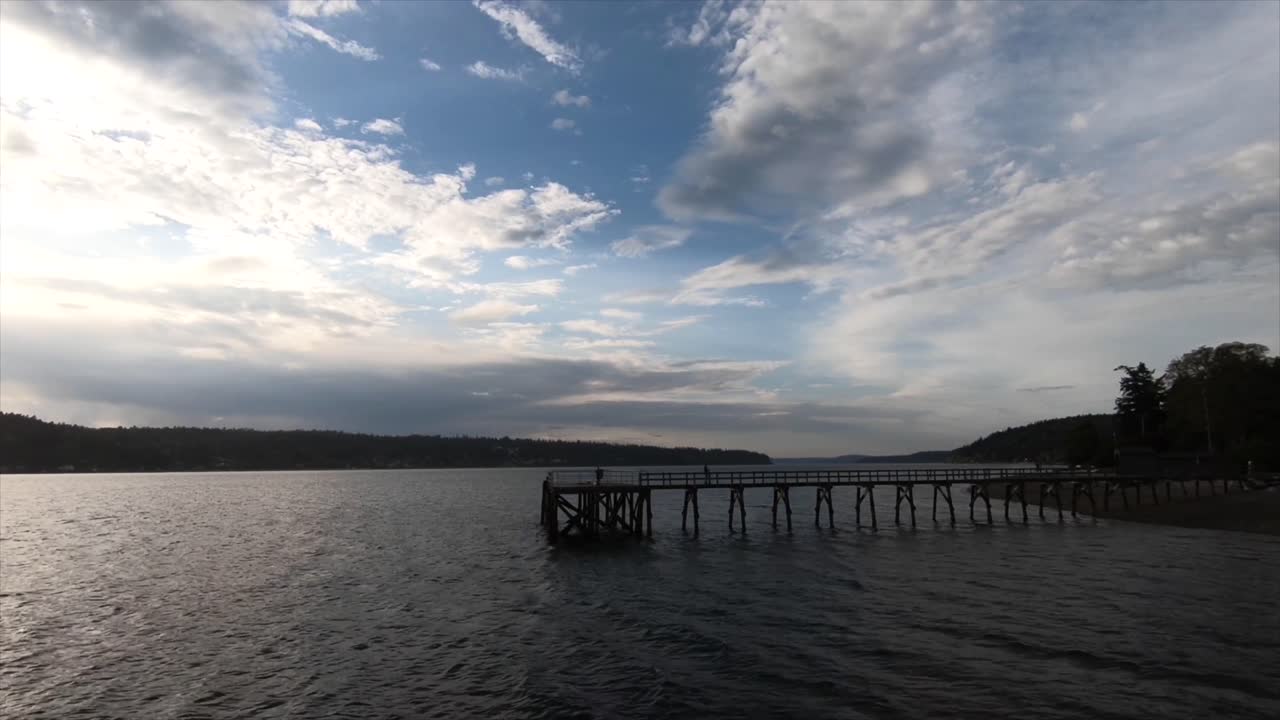 vuelo de drones sobre la costa de seattle, washington