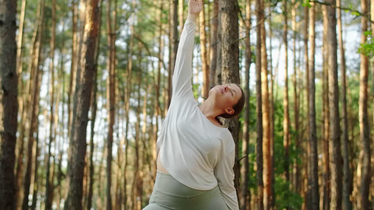 mujer practicando yoga en el bosque