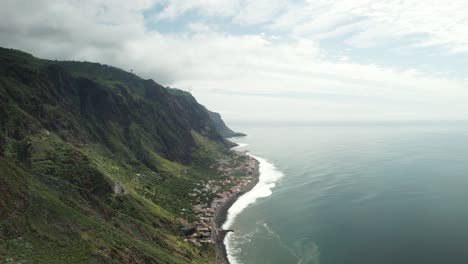 Vista-De-La-Impresionante-Costa,-Montaña-Empinada,-Pueblo-Pesquero,-Día-Nublado