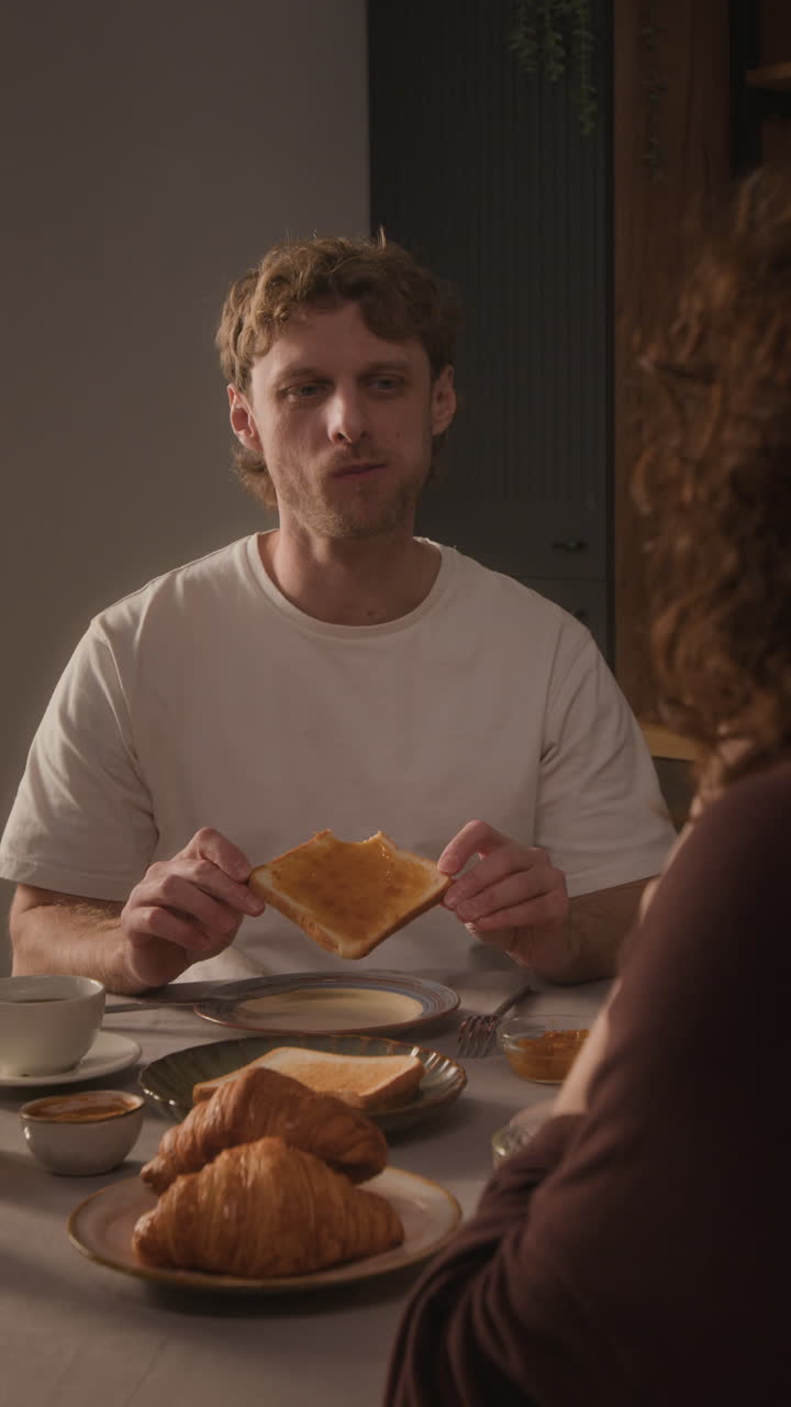 pareja disfrutando del desayuno juntos