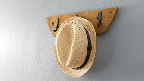 sombrero colgado en el gancho 4k