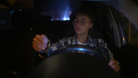 mujer conduciendo un coche por la noche