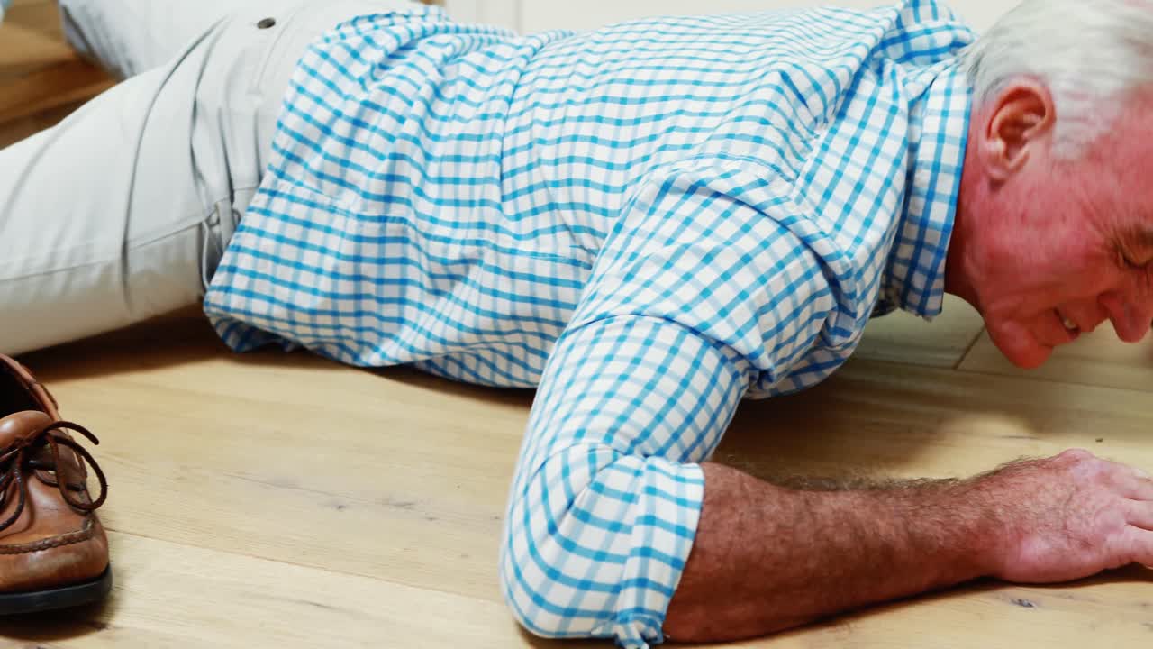 ⁇ 은 남자가 계단에서 떨어졌어