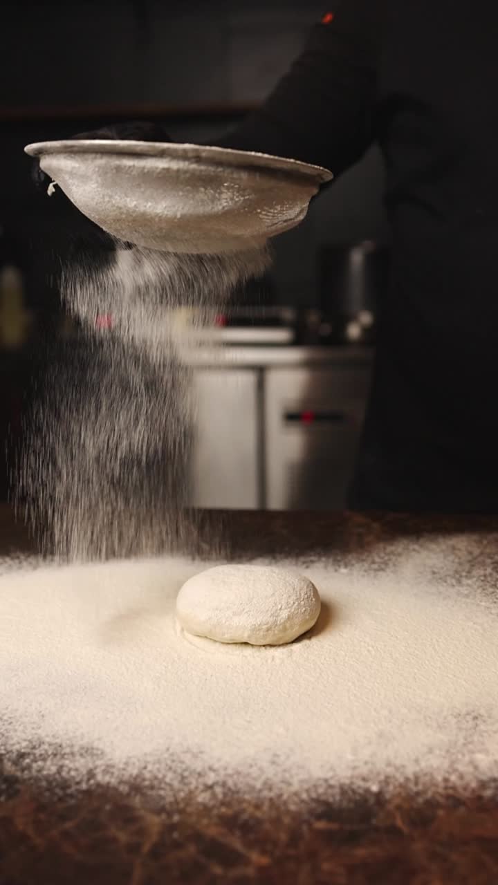 셰프가 반죽을 준비하고 있습니다.