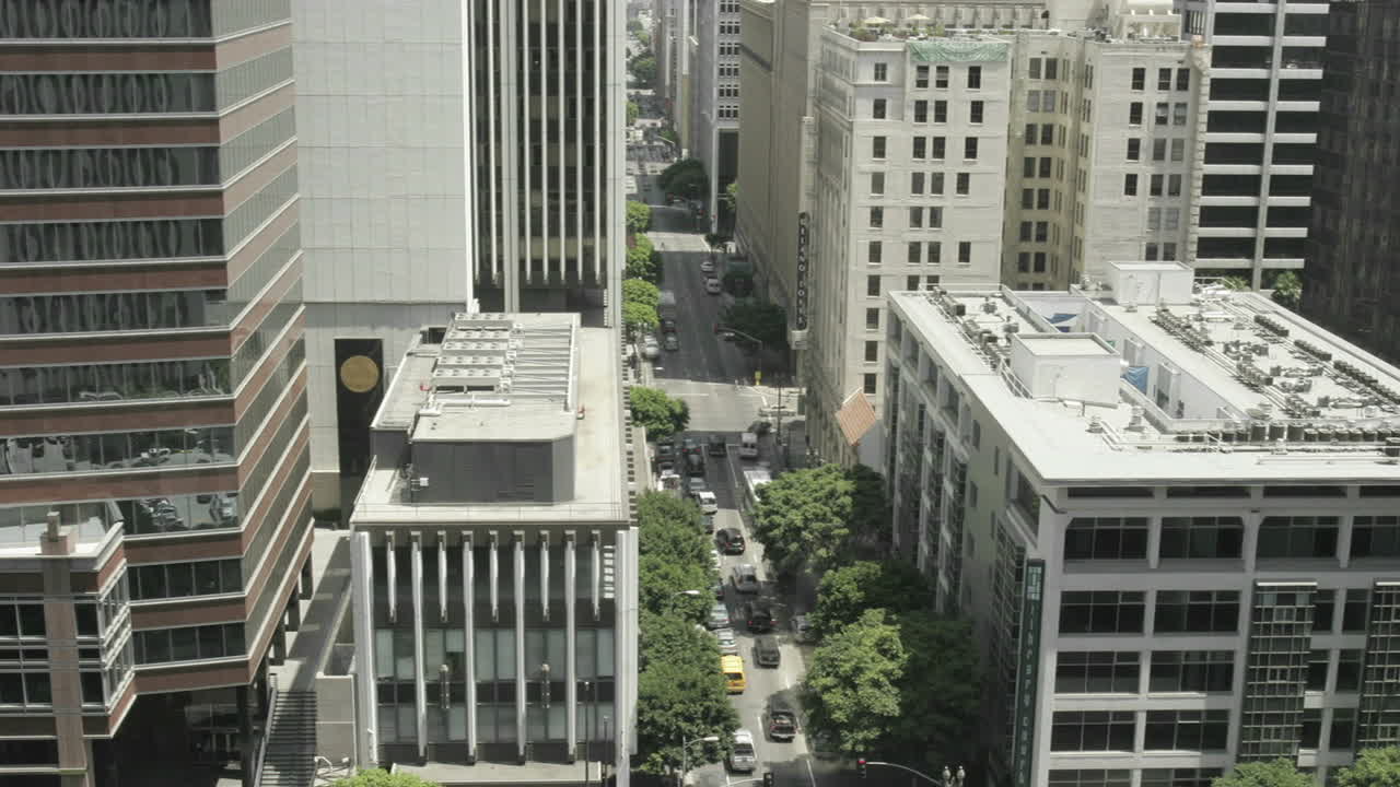 캘리포니아의 바쁜 도시 거리를 따라 운전하는 자동차의 시간 경과