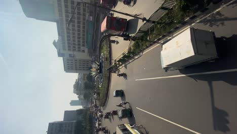 vista inclinada o video invertido del tráfico en el centro de la ciudad con flujo de tráfico continuo durante el día en bangladesh