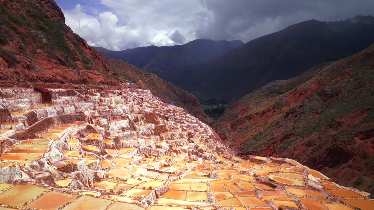 Saline di Maras, terrazze, Perù, Valle Sacra, regione di Cusco, Salineras de Maras, stagione delle piogge, soleggiato, nuvoloso, Ande peruviane, Monte Patacancha, Moray, Chicón, Ancopacha, Ollantaytambo, statico.
