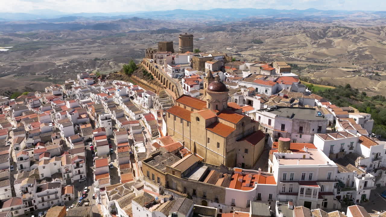 Tæt by på bakketop med Pisticcis Moderkirke i Matera-provinsen, Basilicata, Italien. Droneoptagelse fra luften.