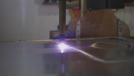 corte de láminas de acero delgadas por plasma