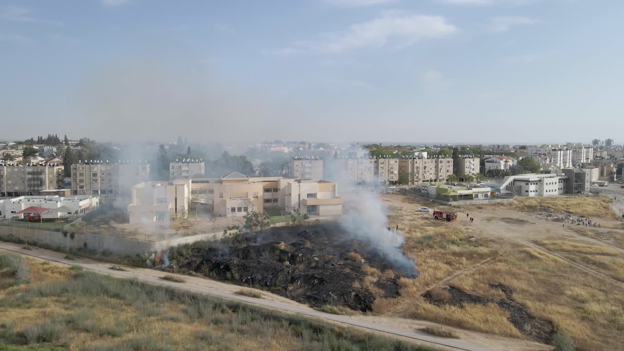 Ripresa aerea di un campo in fiamme nel Distretto Meridionale della città israeliana di Netivot