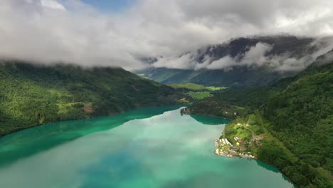 Schöne-Natur-Norwegen-Natürliche-Landschaft-Lovatnet-See.