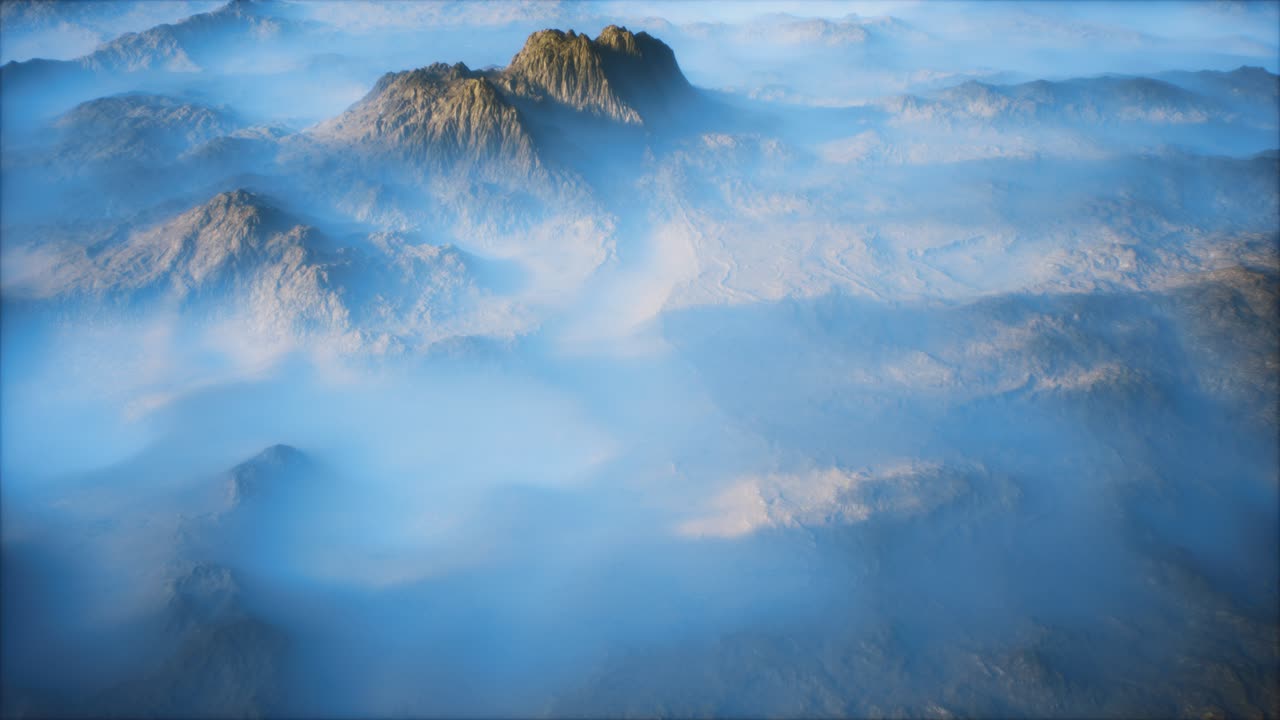 cordillera lejana y una fina capa de niebla en los valles