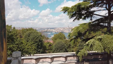 Durante-El-Día,-Cielo-Azul-Parcialmente-Nublado,-A,-La-Vista-Panorámica-Del-Bósforo-De-Estambul-Y-La-Ciudad-Desde-El-Balcón-Del-Bagdat-Kosku-Del-Palacio-Topkapi