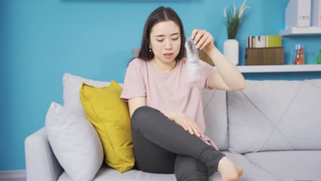 젊은 여자의 발과 양말이  ⁇ 새가 난다.