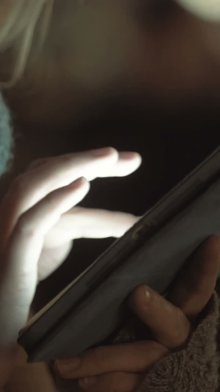 persona que utiliza un teléfono móvil