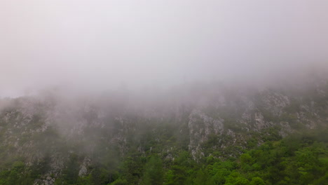 안개로 인 산맥