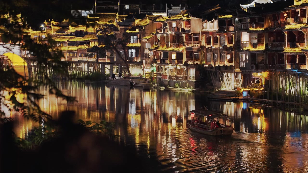Reflexos noturnos no rio com luzes brilhantes, casas históricas iluminadas por lanternas na margem do rio, pequeno barco de madeira deslizando sobre a água cintilante, luz dourada dançando nas ondulações, atmosfera serena e melancólica