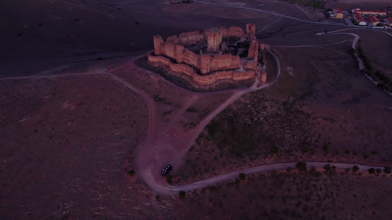 Solopgang over Almonacid de Toledos borgruiner, Spanien