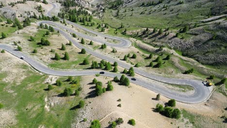 Giros-Cerrados-En-El-Paso-De-Montaña-De-Col-Izoard-En-Los-Alpes-Franceses,-Francia---Círculos-Aéreos-4k