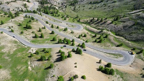 la horquilla gira en el paso de la montaña colizoard en los alpes franceses, francia - 4k aéreo en círculo