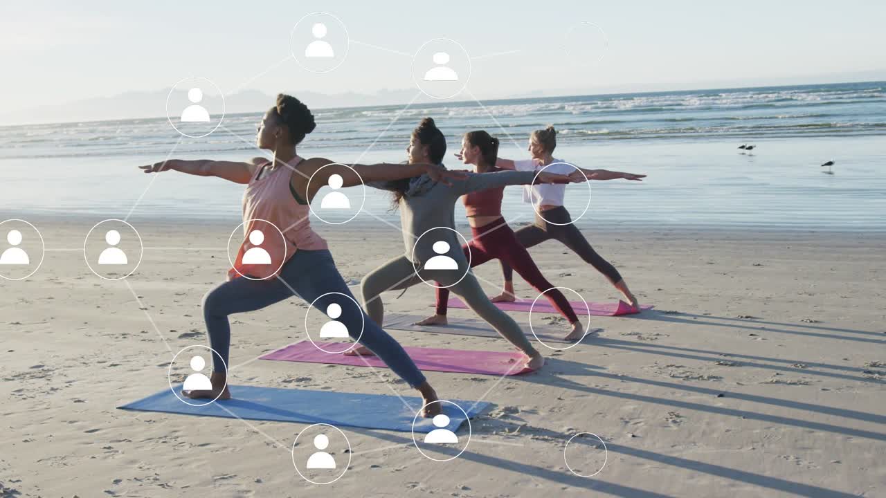 Guida che conduce quattro donne nella posizione del Guerriero sulla spiaggia, con fotogrammi che avviano una rete di icone sul gruppo per il fitness.