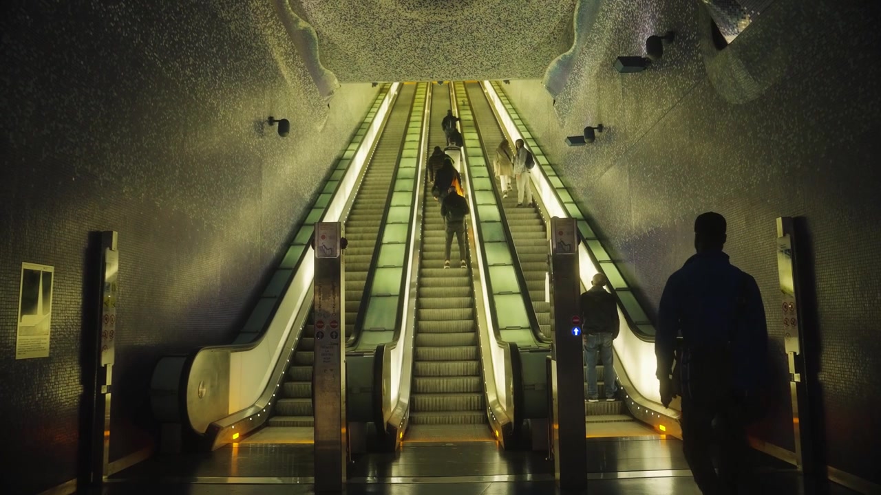 Folk som går ut fra en underjordisk metrostasjon, Napoli, Italia.