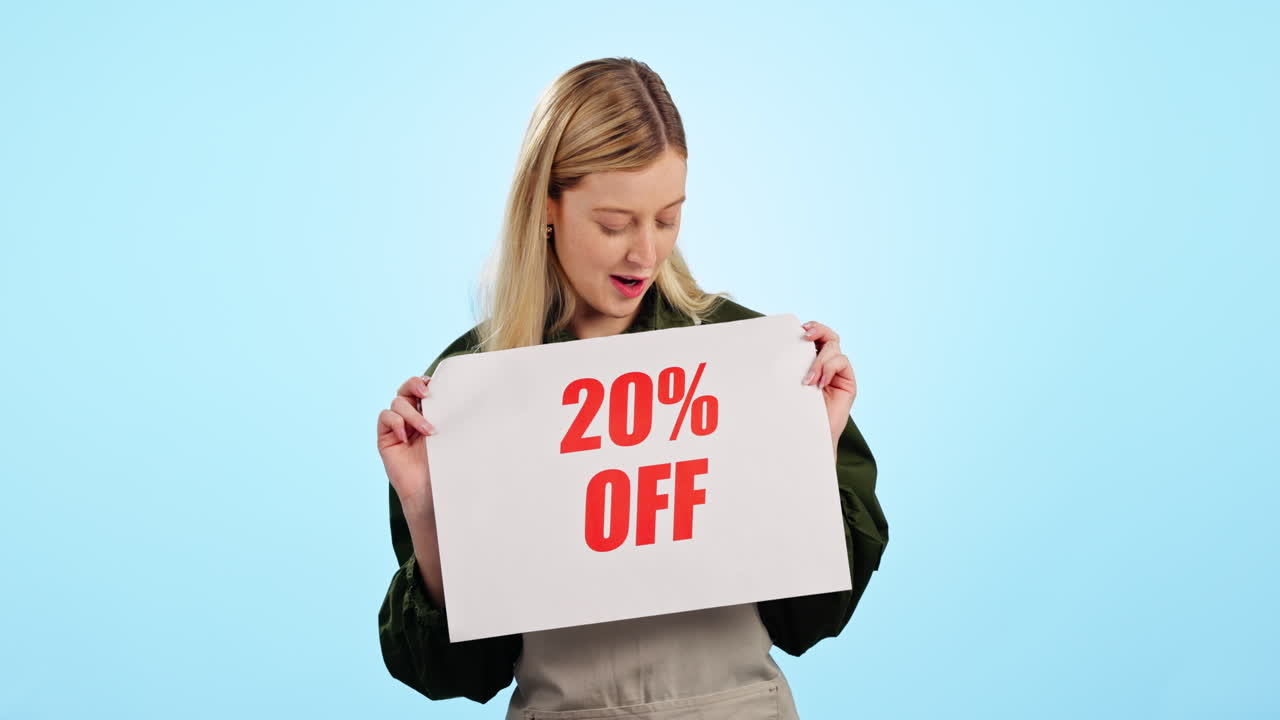 mujer feliz, cartel y venta para promoción