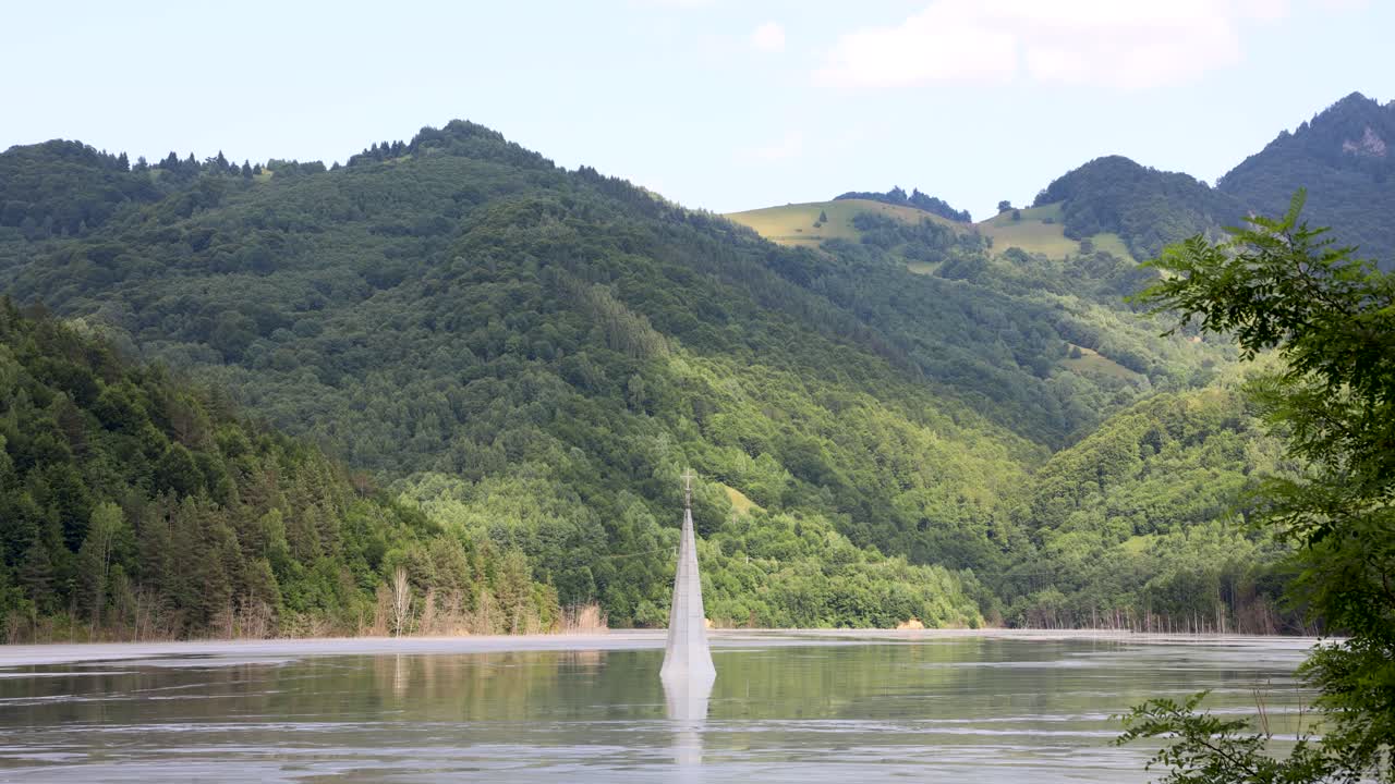 루마니아의 해가 뜰 때부터 해가 질 때까지 침수된 게아마나 마을의 가라앉은 교회