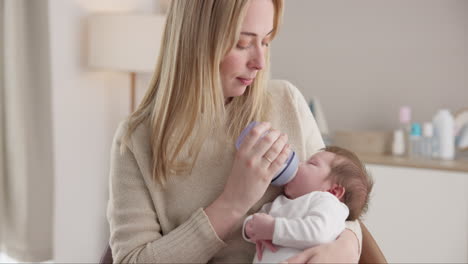 Leche,-Biberón-Y-Una-Madre-Alimentando-A-Su-Bebé