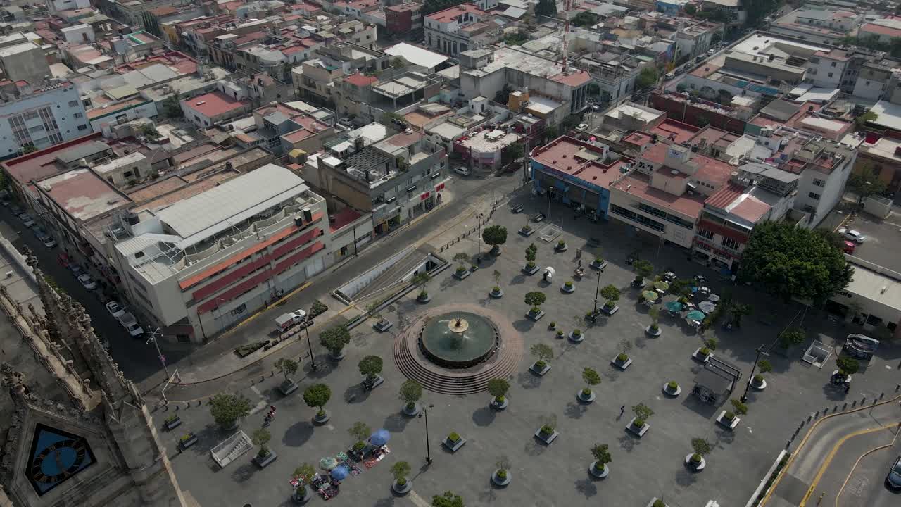 avance aéreo sobre el ayuntamiento cerca de la rotonda de los ilustres jaliscienses, la catedral de guadalajara y la plaza principal de guadalajara, jalisco, méxico