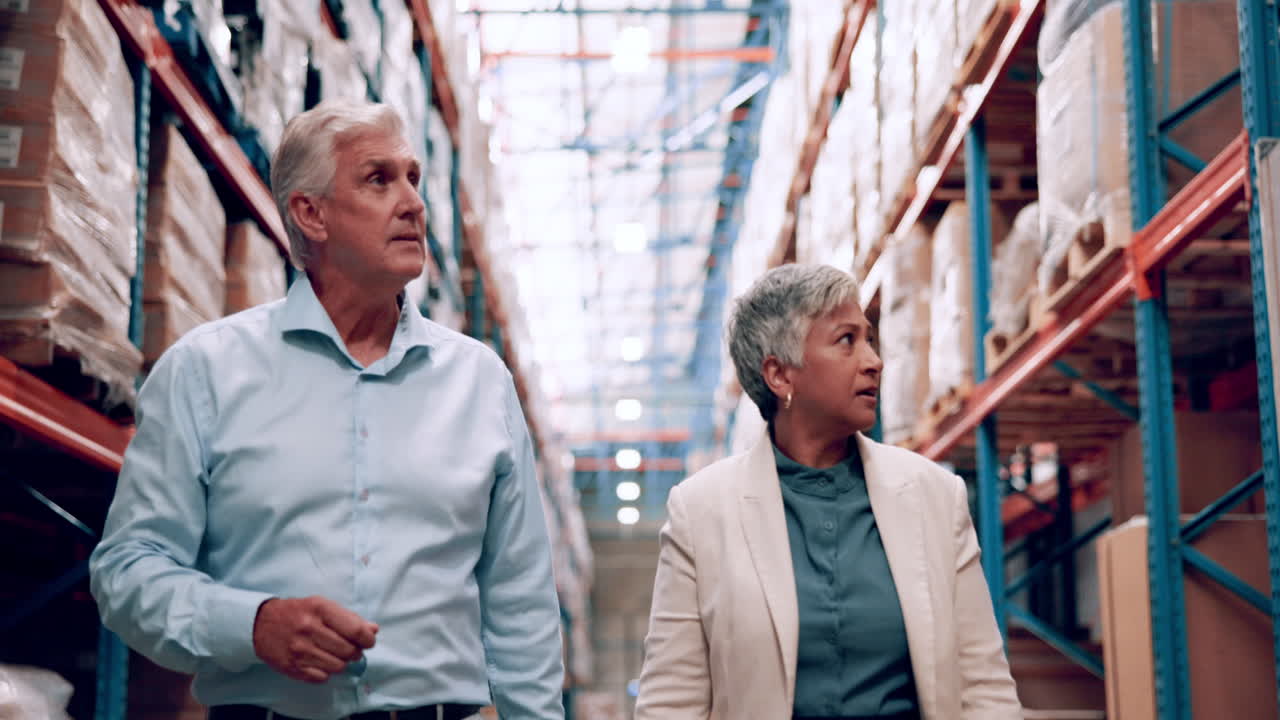 hombres de negocios inspeccionando un almacén