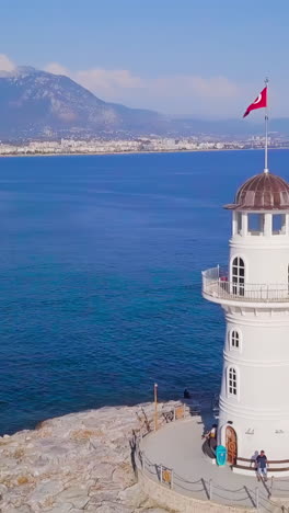 faro con vistas a la costa turca