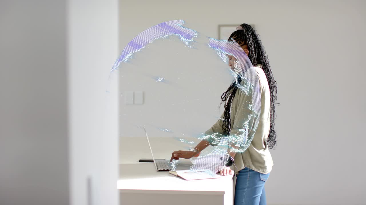 Donna che digita su un laptop e distorsione che crea un globo olografico con mappe rotanti per la ricerca tecnologica