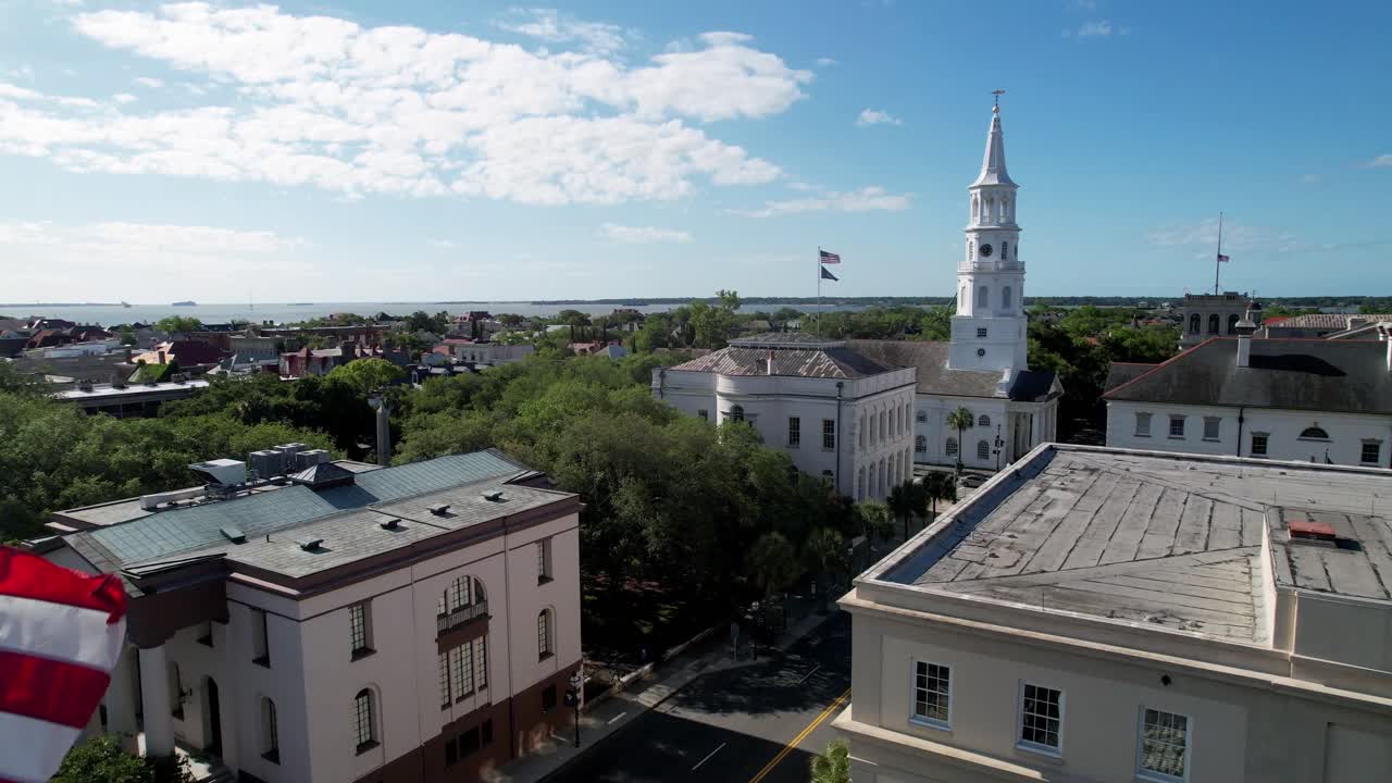 charleston sc, charleston carolina del sur, hermosa bandera aérea volando hacia la iglesia de st michaels
