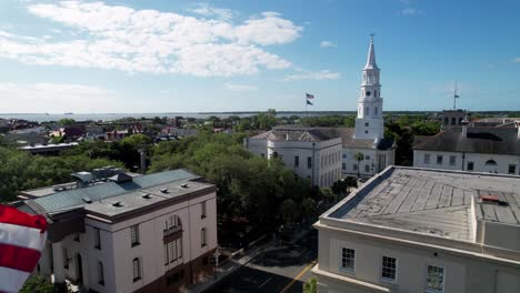 Charleston-Sc,-Charleston,-South-Carolina,-Wunderschöne-Flaggenantenne,-Die-In-Richtung-Der-St.-Michaels-Kirche-Weht