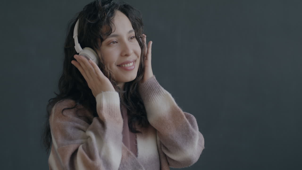 헤드폰 을 들고 음악 을 즐기는 여자