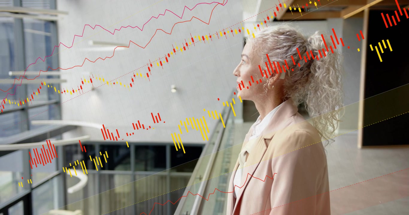 Dirigente alla ringhiera che osserva l'atrio, con tracce di dati che appaiono e oscurano gradualmente il profilo per il business