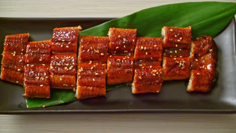 Geschnittener-Gegrillter-Aal-Oder-Gegrillter-Unagi-Mit-Soße---Japanischer-Essensstil