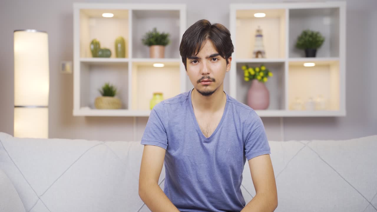 이상한 표정으로 카메라를 바라보는 남자.