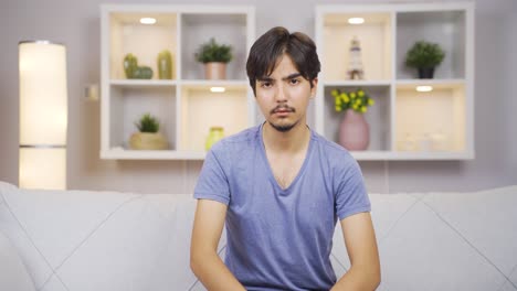 Mann-Blickt-Mit-Neugierigem-Gesichtsausdruck-In-Die-Kamera.