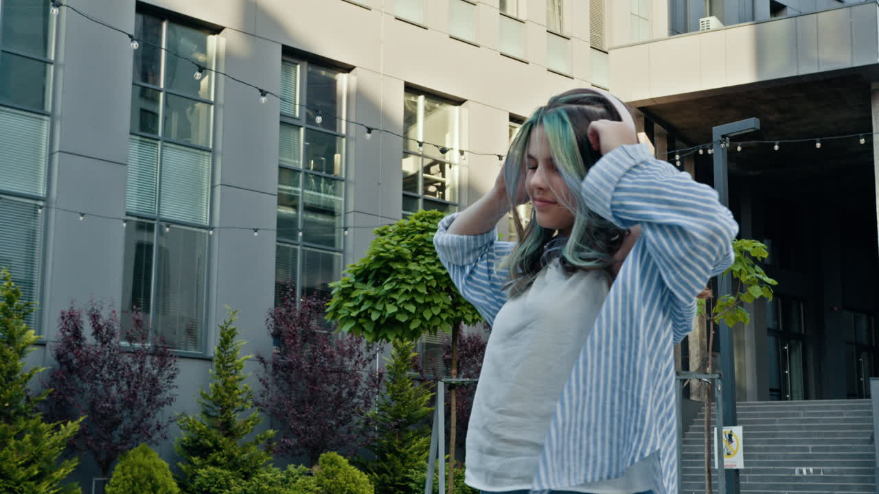 도시 환경에서 헤드폰을 가진 젊은 여성