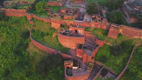 Toma-Aérea-De-Un-Fuerte-Indio-Durante-El-Amanecer-En-Narwar,-Shivpuri,-Madhya-Pradesh