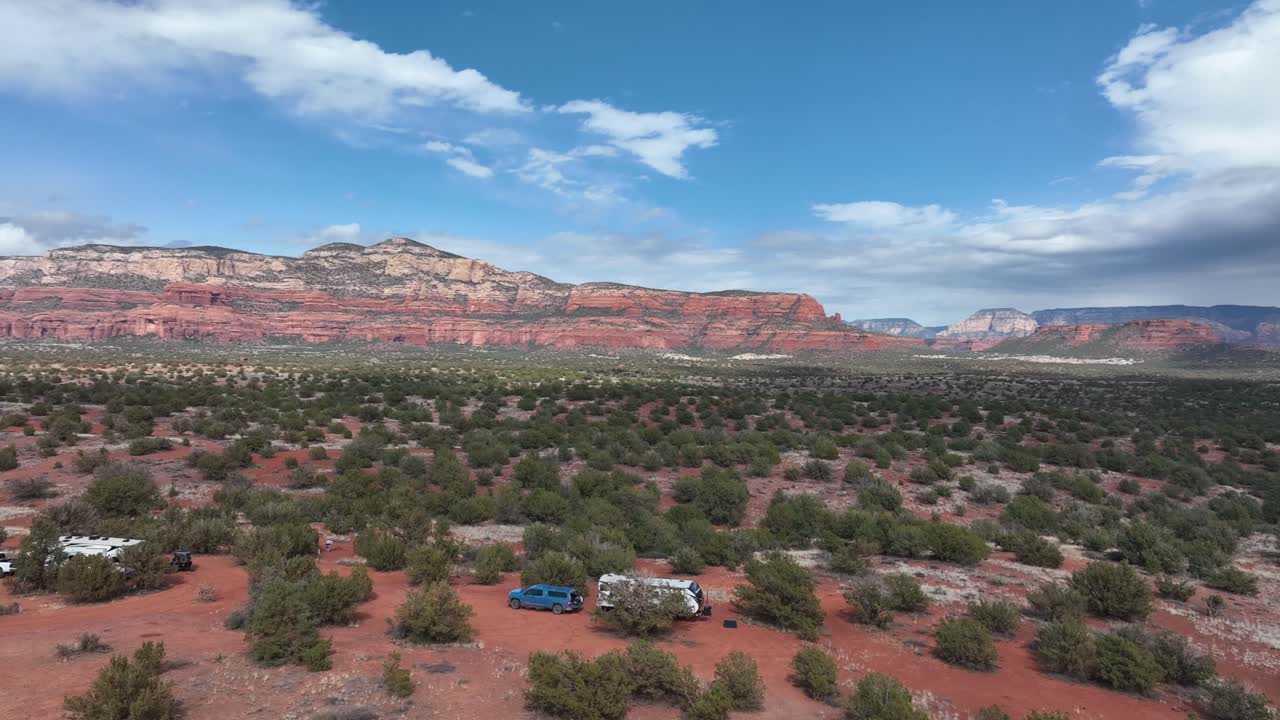 paisaje desértico con autocaravanas en sedona, arizona - toma aérea de drones