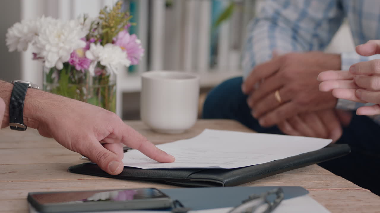 pareja madura que se reúne con un agente inmobiliario que compra una casa nuevos propietarios que firman un contrato de arrendamiento hipotecario que compran una propiedad que se dan la mano con un agente inmobiliario que disfruta de la inversión 4k