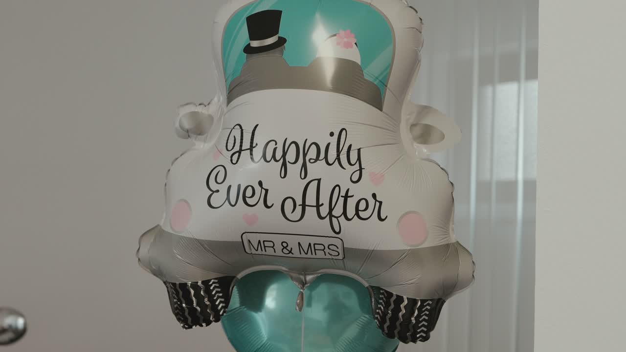 Праздничное украшение свадебного воздушного шара с романтическим посланием