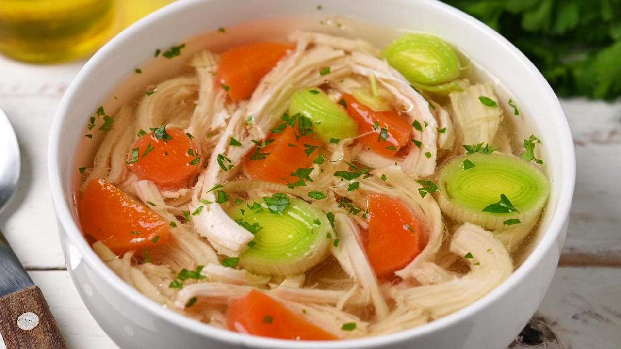 Hjemmelavet kyllingesuppe i hvid skål